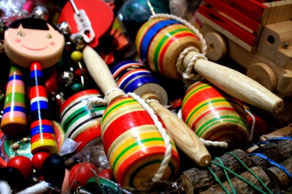Muñecas de trapo o artesanías de madera pueden ser los presentes para las niñas y los niños en el Día de Reyes