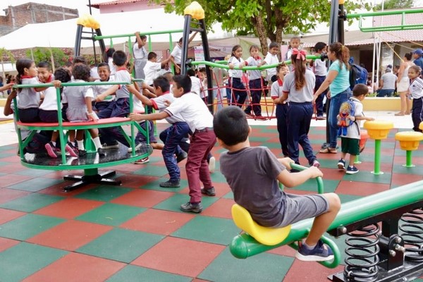 Las autoridades estatales y municipales inauguraron un parque infantil incluyente,