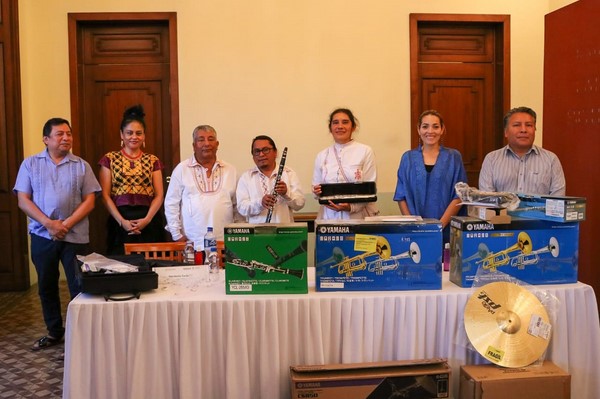 La entrega de instrumentos a la Banda de San Pedro y San Pablo Ayutla obedece a su impacto sociocultural y la representación de la tradición musical de su localidad