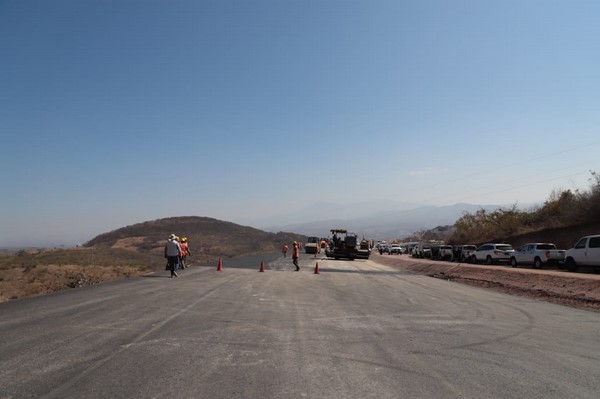 El Presidente de México y el Gobernador de Oaxaca supervisaron el tramo carretero Barranca Larga- Ventanilla