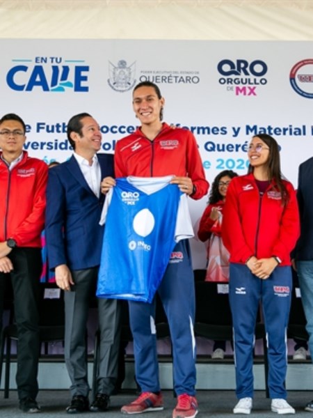 entregó una cancha de futbol soccer, uniformes y material deportivo a la Universidad Politécnica de Querétaro (UPQ).