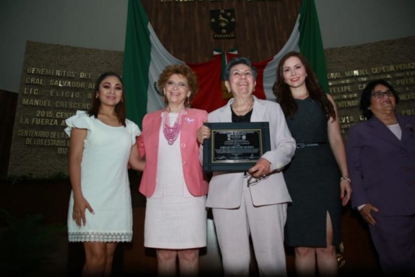 La doctora Piedad Peniche Rivero recibió la distinción por su gran trayectoria académica en temas de igualdad de género.