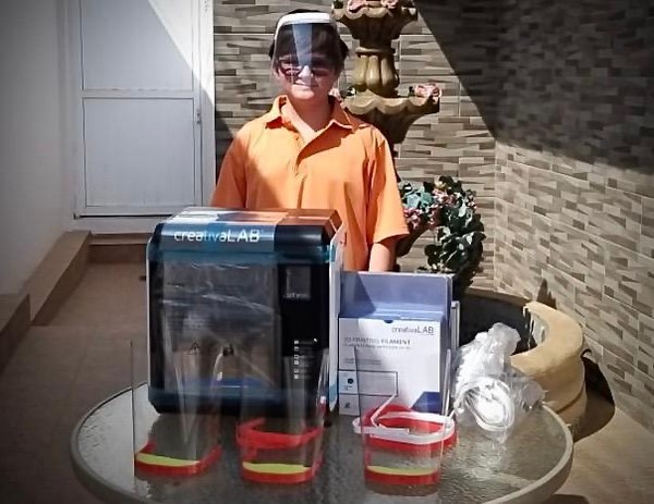 entregó al niño Jorge Martínez Gracida English una impresora 3D y material de apoyo para la elaboración de caretas protectoras.