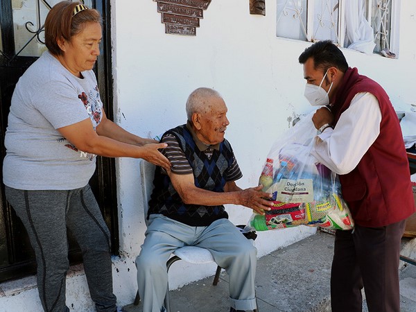 • Don Artemio Chávez recibió un paquete alimentario por parte del organismo, a petición de sus familiares
