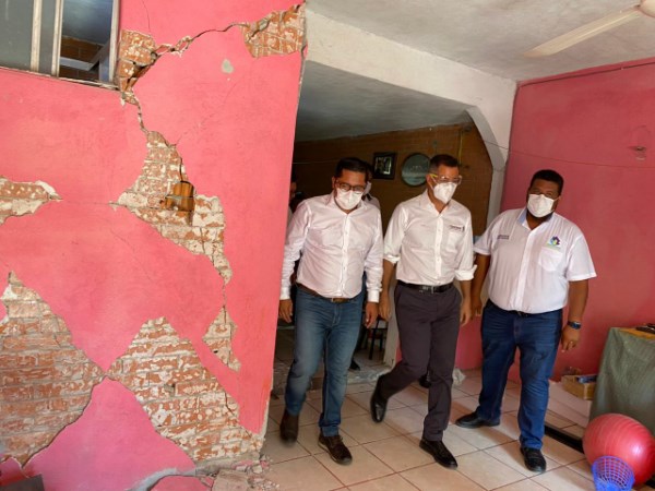 visita los hogares de las familias más afectadas por el sismo