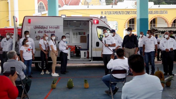 En Candelaria Loxicha el Mandatario entregó una ambulancia de traslados,