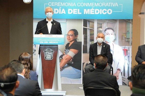 • Entrega mandatario estatal reconocimientos a personal médico mexiquense
