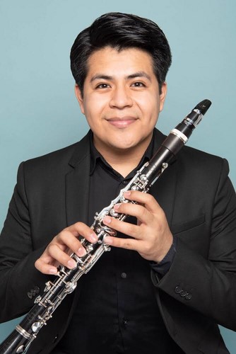 como clarinetista principal en las orquestas juveniles “Esperanza Azteca” y en Francia con orquestas como “Nouvelle Europe” y “Orchestre Idomeneo”