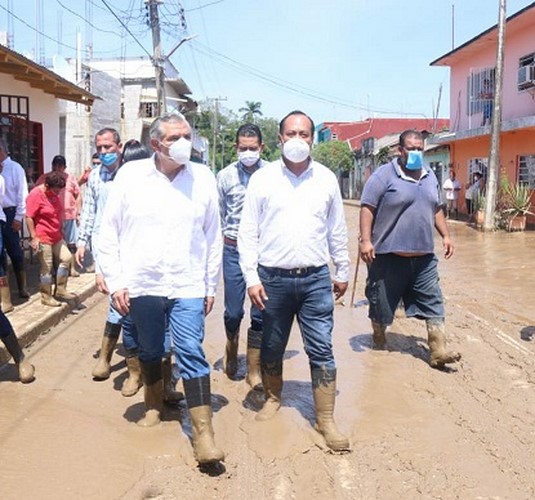 El Gobernador recorrió comunidades del municipio de Jalapa afectadas por las inundaciones,