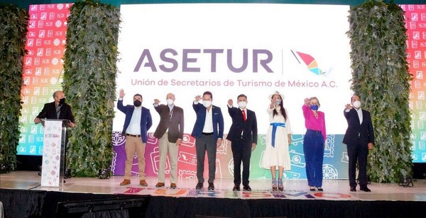 presidente de la Unión de Secretarios de Turismo de México, A.C. (ASETUR) durante la Cuadragésima Sesión Ordinaria de la ASETUR en Tijuana, Baja California.