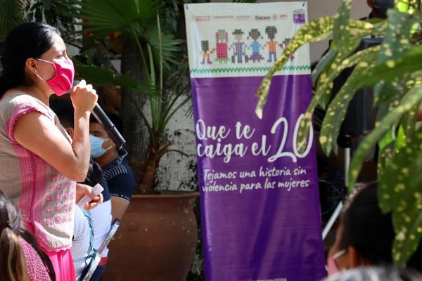 La secretaria Eufrosina Cruz Mendoza acerca apoyos en Juchitán de Zaragoza