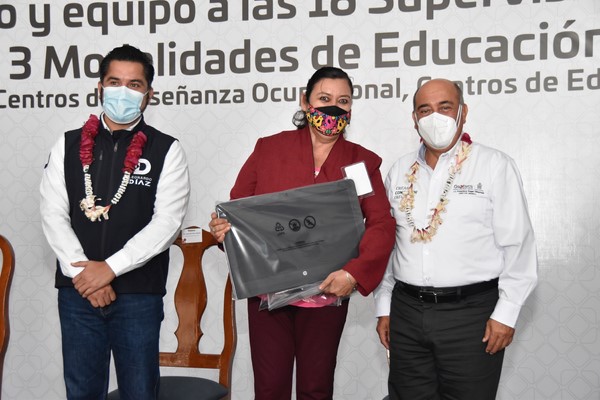 Francisco Ángel Villarreal, entregó mobiliario y equipo a Misiones Culturales, Centros de Educación Básica para Adultos y Centros de Enseñanza Ocupacional