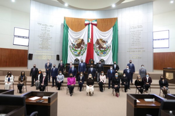 develación de una placa en el Pleno Legislativo del Congreso de Tamaulipas, en honor al personal de salud