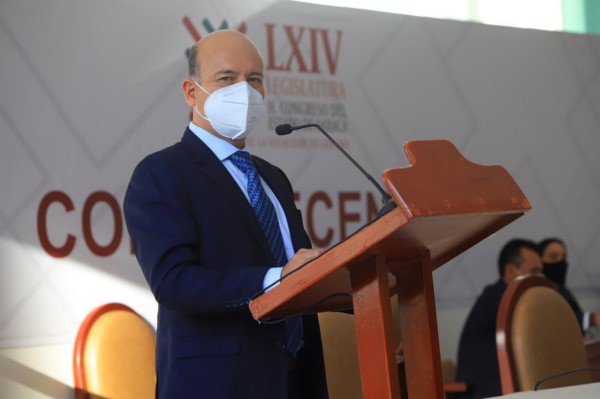        El titular de Caminos y Aeropistas de Oaxaca compareció ante las y los integrantes de la LXIV Legislatura del Congreso Local