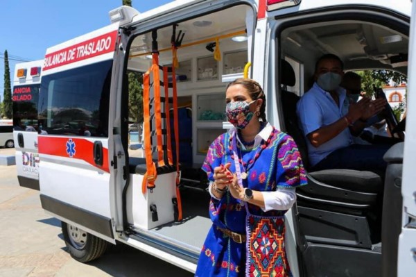 con el fin de entregar en ambas localidades una ambulancia de traslado completamente equipada.