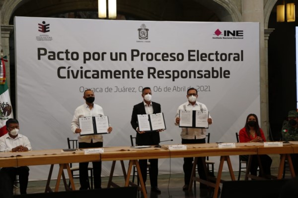 firmó el Pacto por un Proceso Electoral Cívicamente Responsable, Pacto que fue signado también por el gobernador de Oaxaca, Alejandro Murat