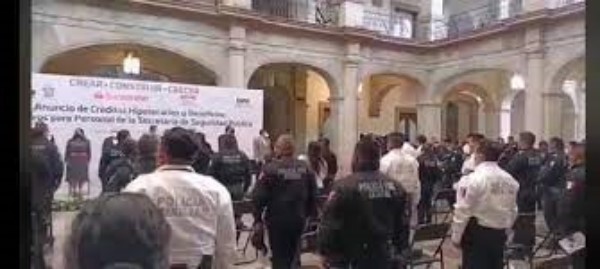 Banda de Música de la Policía Estatal entonó por primera vez ante el gobernador Alejandro Murat Hinojosa el himno oficial de esta institución.