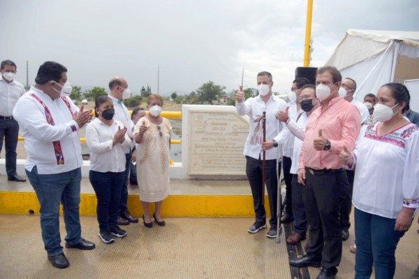  El Gobernador de Oaxaca inauguró un puente vehicular que mejorará la calidad de vida de 10 mil 120 habitantes de 10 colonias