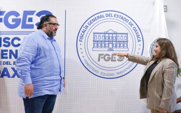 exhortó a ambas funcionarias a conducirse bajo losprincipios de responsabilidad, probidad y profesionalismo, a fin de fortalecer el sistema estatal deprocuración de justicia.