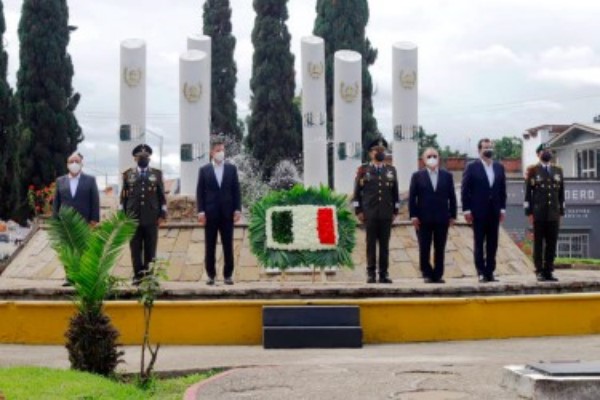 guardia de honor a los cadetes que lucharon por la defensa de México