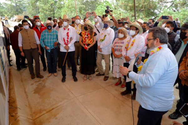   El Gobernador de Oaxaca y su homóloga de Guerrero, Evelyn Salgado Pineda, así como el titular de la SICT, Jorge Arganis Díaz-Leal, supervisaron el Programa de Pavimentación de Caminos a Cabeceras Municipales