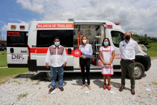 , se han entregado el mayor número de ambulancias de traslado totalmente equipadas, en beneficio de las familias oaxaqueñas de las ocho regiones del estado