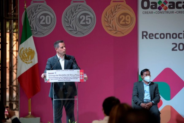   El gobernador Alejandro Murat Hinojosa entregó medallas de oro a 529 mujeres y hombres por 29 años y medallas de plata a 369 con 20 y 25 años en el servicio público