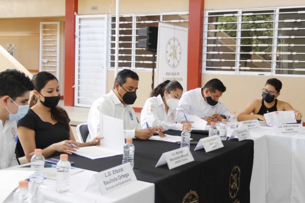 s profesionales, servicio social y mediante el aporte de alternativas formativas”, afirmó el Rector de la UABJO, Eduardo Bautista Martínez.