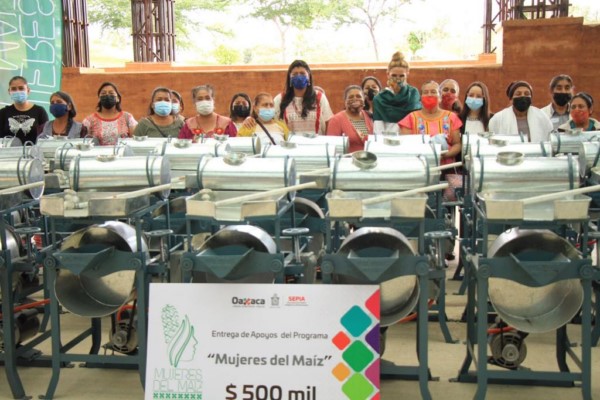 ·         Con una inversión de 500 mil pesos se realizó la entrega 100 molinos caseros a mujeres de 21 municipios