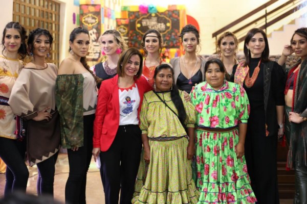 , prendas que fueron modeladas por las diez participantes finalistas de la etapa estatal de este certamen de belleza.