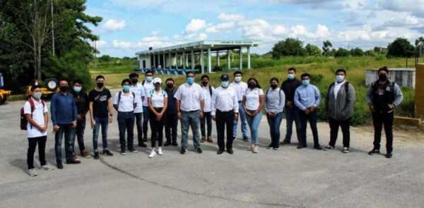 Estudiantes del Tecnológico de Motul visitan la Planta Mérida III para conocer su operación.