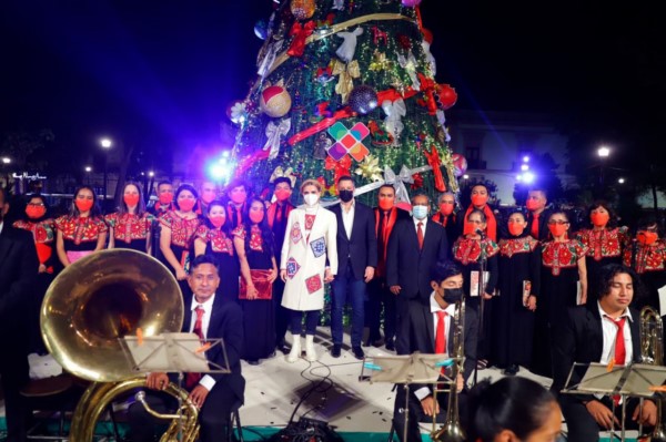 ·         El Gobernador encabezó el encendido del árbol monumental de navidad instalado frente a la catedral de la ciudad, con motivo de las fiestas decembrinas