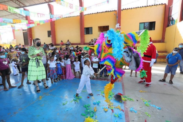 celebraron estas fiestas decembrinas con niñas, niños y padres y madres de familia del municipio de San Miguel Tlacamama, en la Costa oaxaqueña.