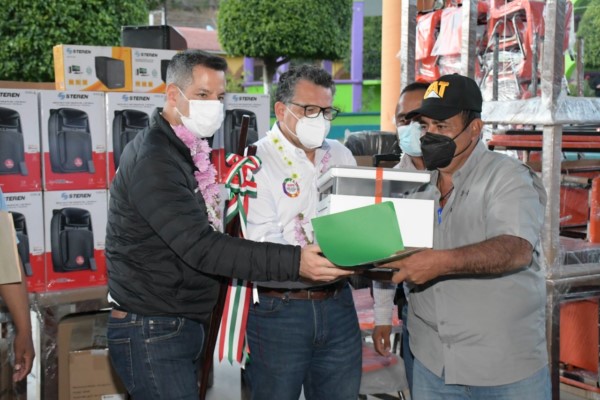 Los planteles beneficiados recibieron los apoyos en la gira de trabajo que realizó el gobernador Alejandro Murat Hinojosa por la localidad de Santa María Sola