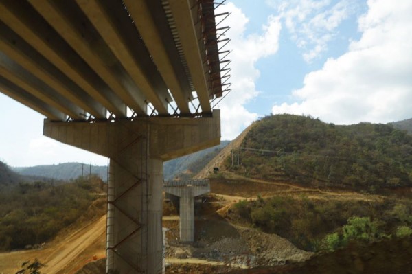 Mitla-Tehuantepec que registra un avance físico del 58.28% y en el tramo Barranca Larga- Ventanilla que actualmente registra un avance físico del 74. 64%