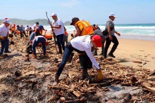 limpieza y remoción de escombros en las comunidades afectadas de la Costa