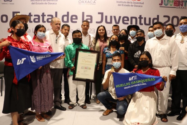 ·         En la categoría de “Labor Social”, el grupo intercultural “Huellas Oaxaqueñas”, fue premiado con este galardón