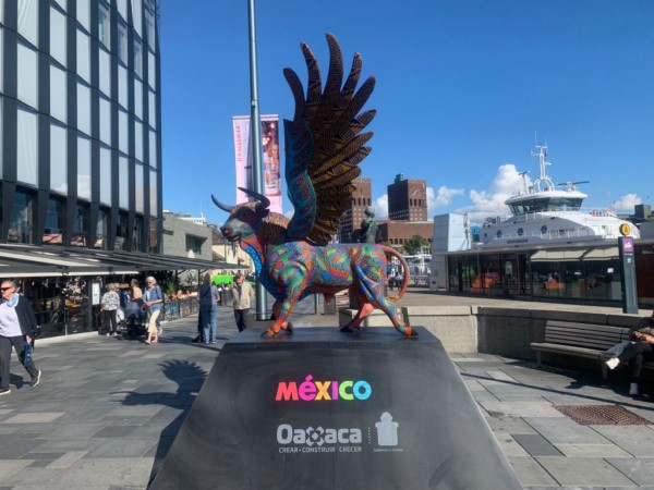 la embajada de México en Noruega y el corredor turístico Aker Brygge, instalaron el alebrije monumental “Toro-Águila”