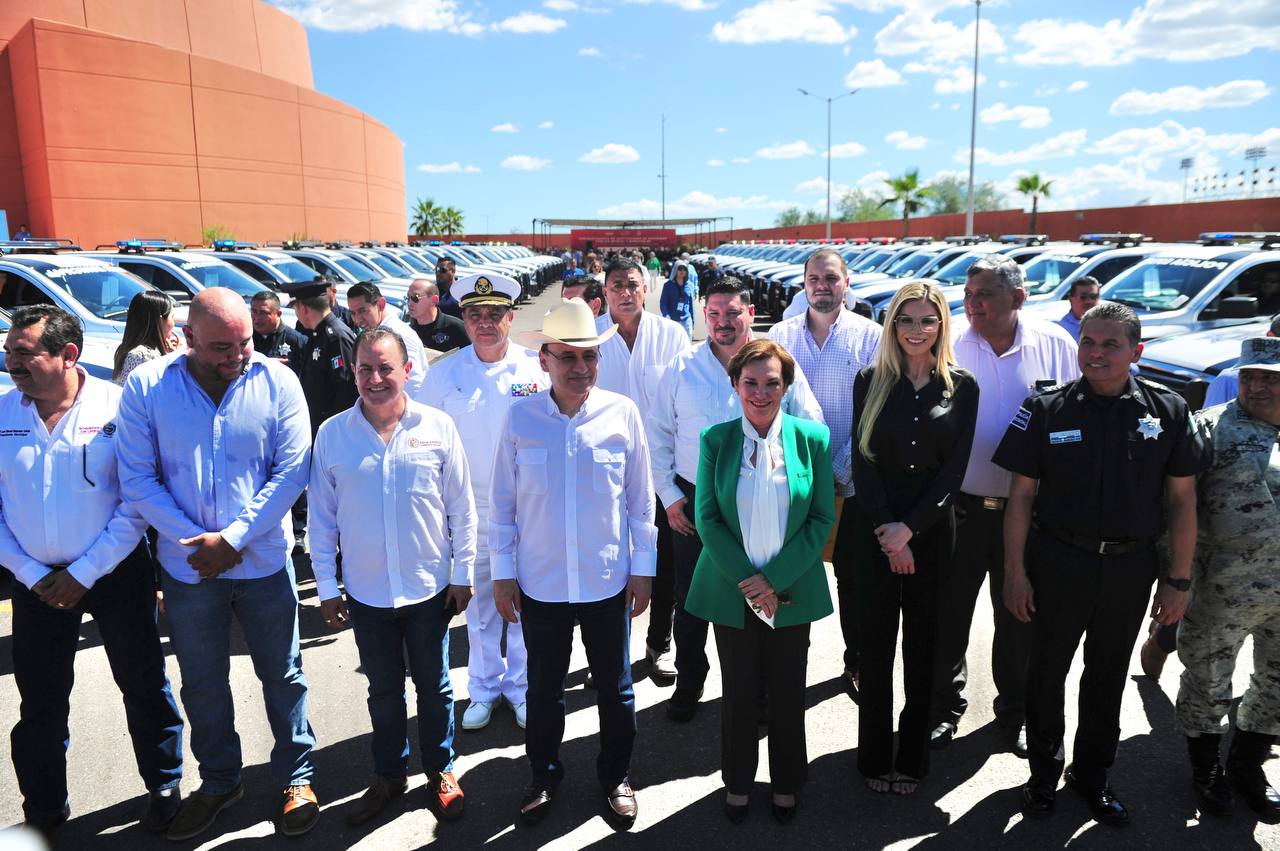 El mandatario hizo entrega de armas, uniformes y vehículos a policías de Sonora