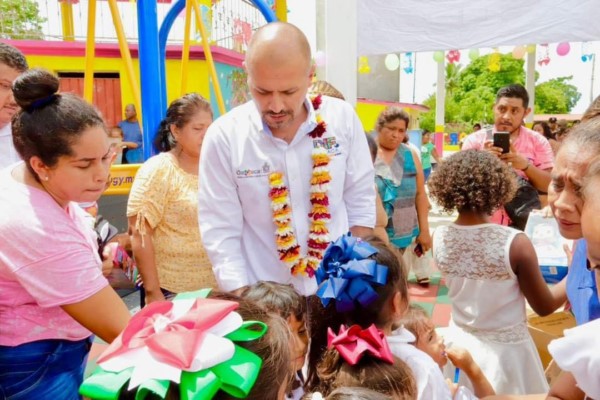 Ivette Morán de Murat, entregó un parque infantil más, ahora en el municipio de Santa María Cortijo, perteneciente a la región Costa,