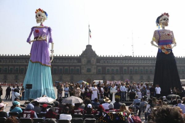Las 32 calaveras que adornan el Zócalo representan tradiciones de cada estado de la República Mexicana
