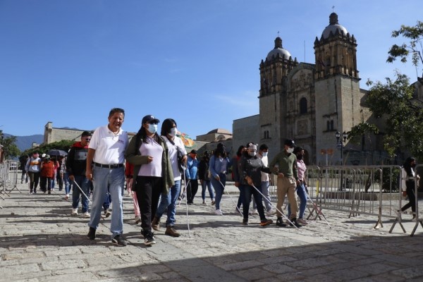 llevaron a cabo una “Caminata a Ciegas” sobre el andador turístico de la Ciudad de Oaxaca.