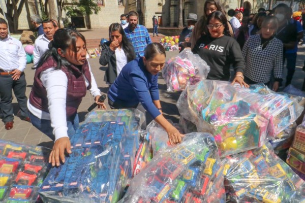          En el contenedor del Paseo Juárez “El Llano” DIF estatal encabeza el recibimiento de donaciones 