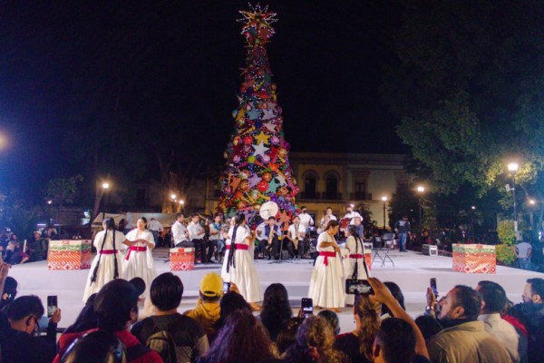 El Gobernador de Oaxaca, encabezó el encendido del árbol monumental de Navidad