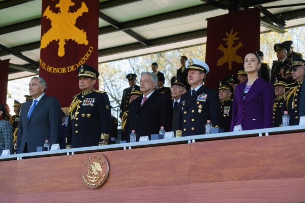 encabezó la conmemoración del Bicentenario del Heroico Colegio Militar en el Campo Marte de la Ciudad de México.