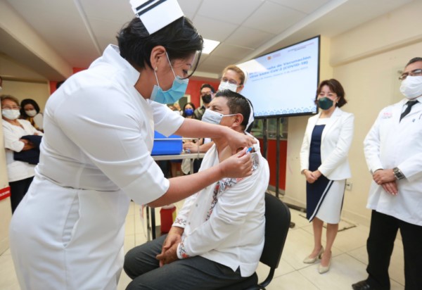     El mandatario oaxaqueño recibió la primera vacuna, como muestra de la importancia de realizar esta acción
