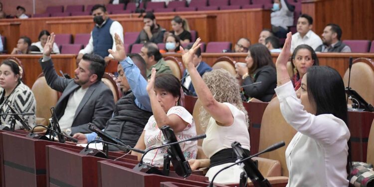 el Parlamento aprobó los dictámenes.