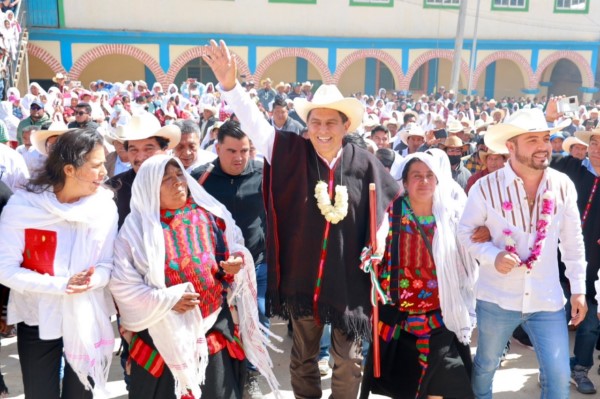 miles de habitantes de todas las regiones de Oaxaca