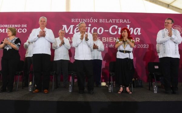 apoyo de médicos y especialistas cubanos.