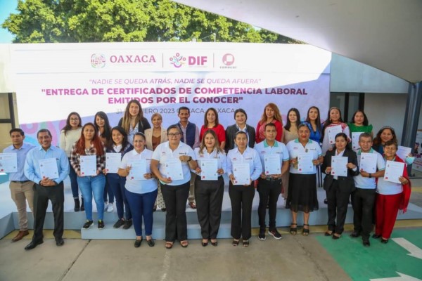 al funcionariado de los tres órdenes de gobierno